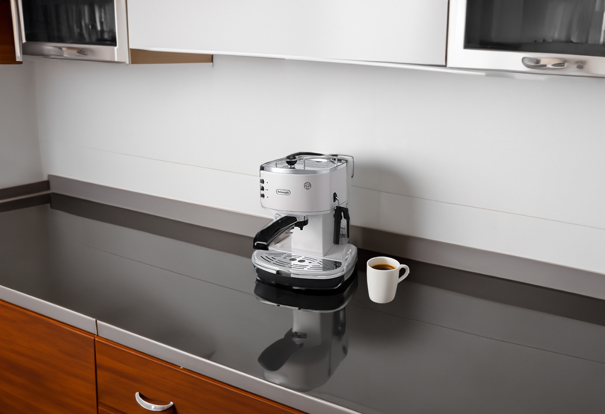 Η καφετιέρα τοποθετημένη σε μια κουζίνα